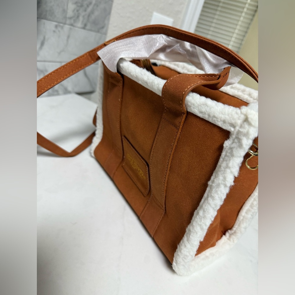 Marc Jacobs Tan Tote Bag with White Accents - Picture 2 of 7